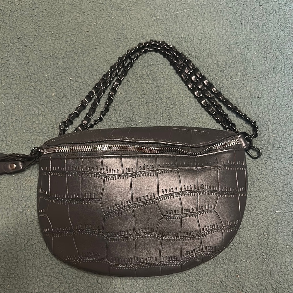 Versatile black purse